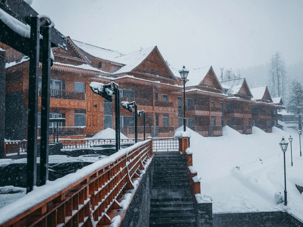Almgasthaus im Stubaital mit handgespaltener Lärchenschindelfassade.