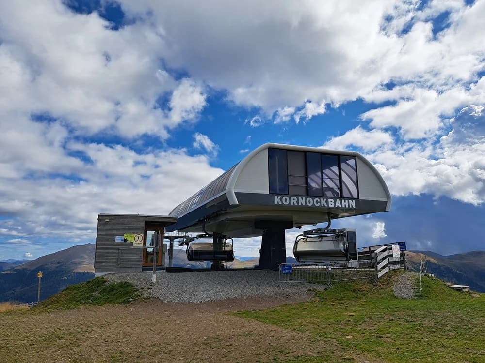 Flachdach einer Seilbahnstation in der Axamer Lizum mit Titanzink-Anschlüssen.