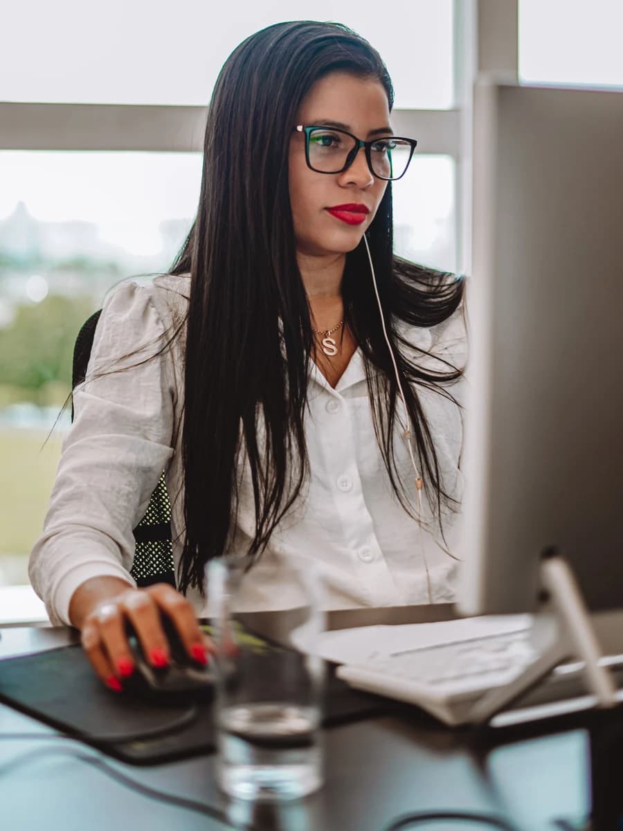 Mira Scheidegger, Planung und Energiekonzepte, konzentriert am Schreibtisch vor dem Bildschirm im Büro.